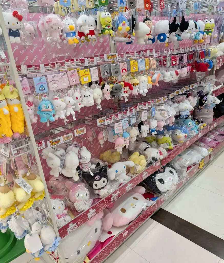 ドンキのサンリオグッズが並んでいる棚